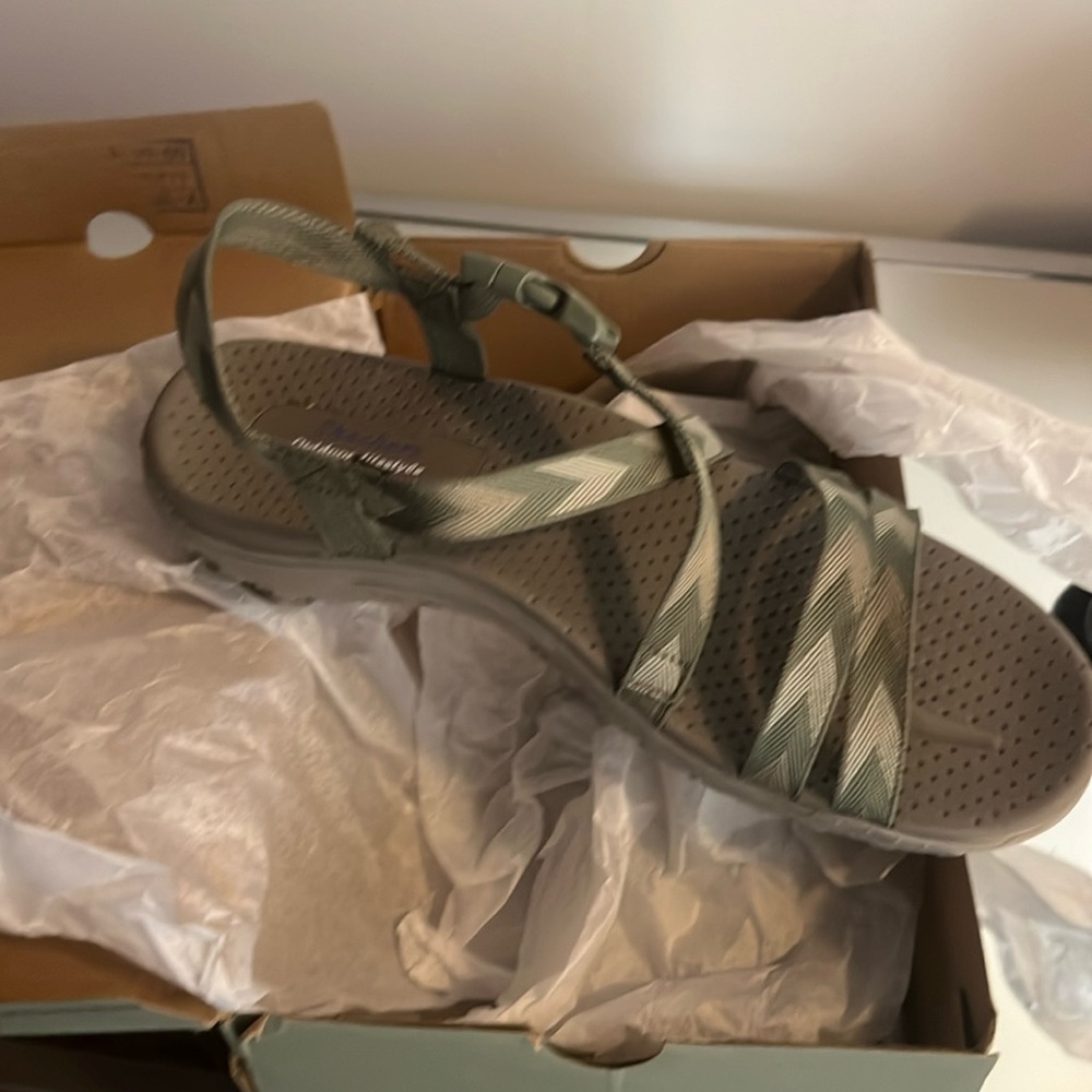Skechers machine watchable sandals